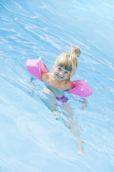 Girl in a swimming-pool — Stock Photo, Image