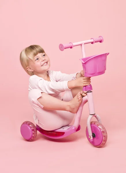 Menina sentada em uma scooter — Fotografia de Stock