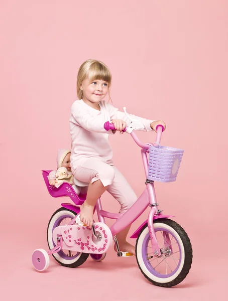 Κορίτσι με το ποδήλατο της — Φωτογραφία Αρχείου