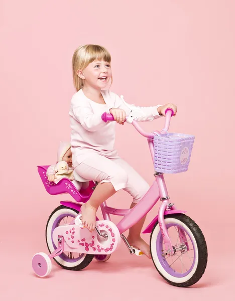 她的自行车上的女孩 — 图库照片