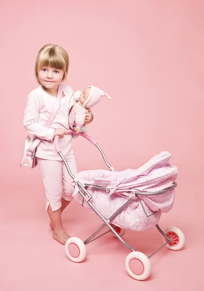 赤ちゃんのベビーカーを持つ若い女の子 — ストック写真