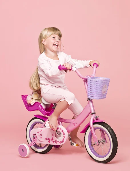 Menina em sua bicicleta — Fotografia de Stock