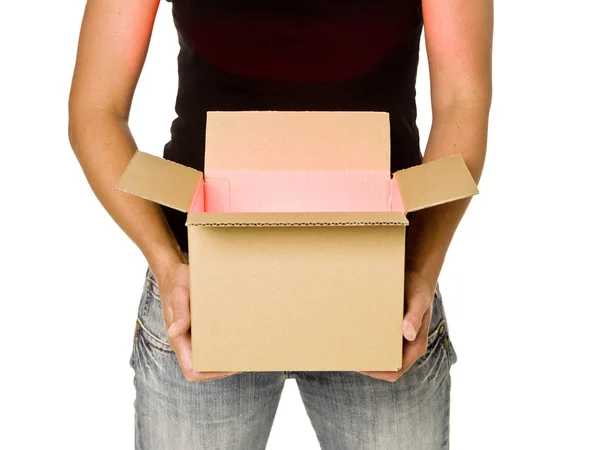Mulher segurando uma caixa de papelão — Fotografia de Stock