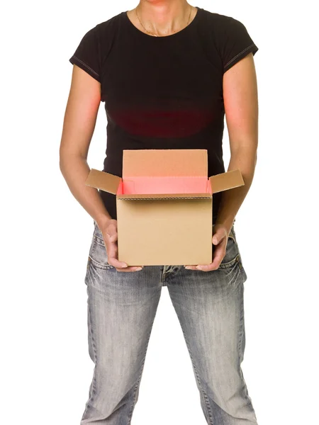 Mujer sosteniendo una caja de cartón — Foto de Stock
