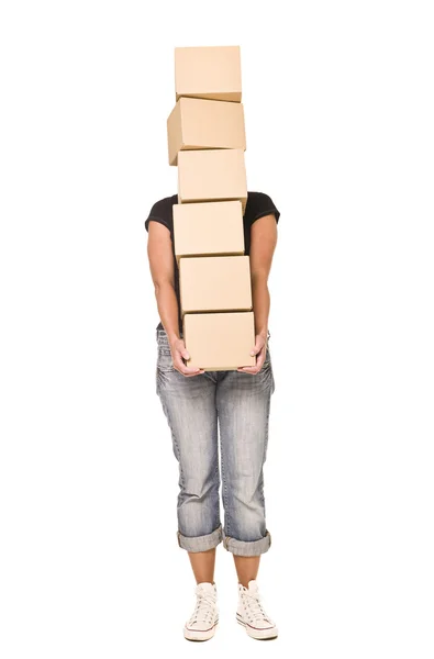 Жінка носить картонні коробки — стокове фото