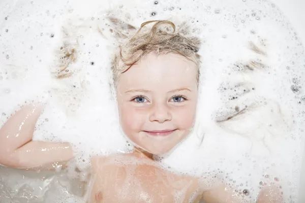 Fille dans un bain à bulles — Photo