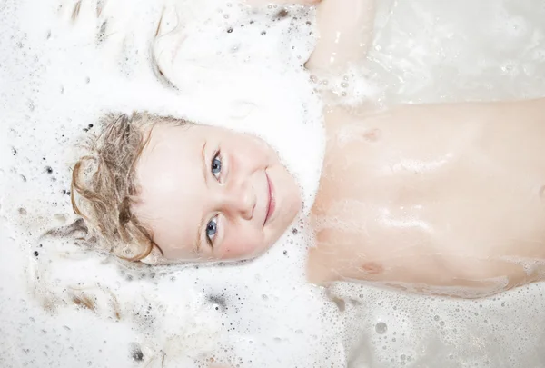 Ragazza in un bagno di bolle — Foto Stock