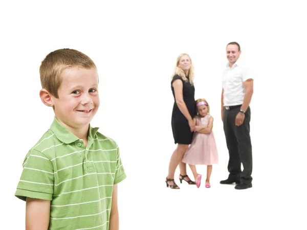 Ung pojke framför hans familj — Stockfoto