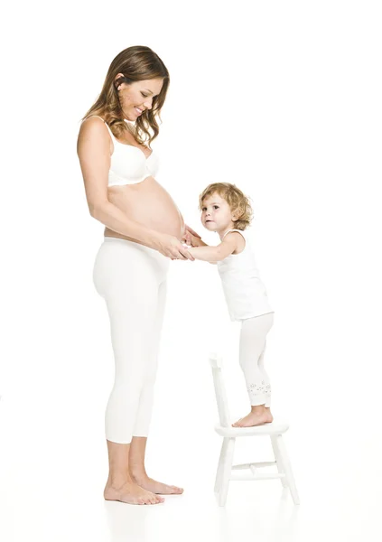 Zwangere vrouw met dochter — Stockfoto