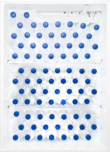 Kühlschrank mit mehreren Flaschen Wasser — Stockfoto