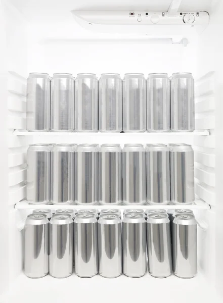 Pivní plechovky v lednici — Stock fotografie