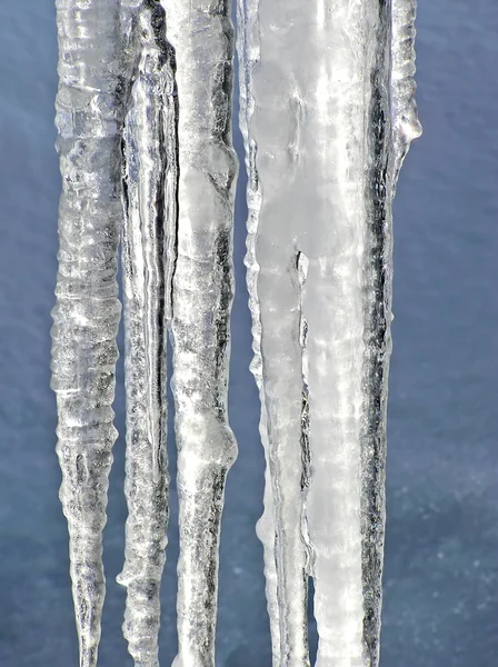 Eriyen buz sarkıtları dikey — Stok fotoğraf