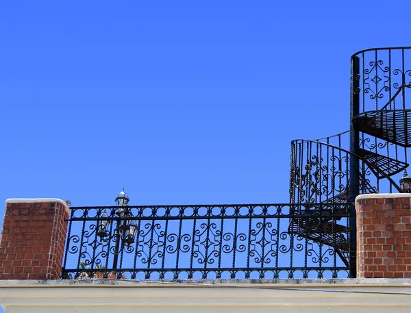 Кованая железная лестница и балластер — стоковое фото