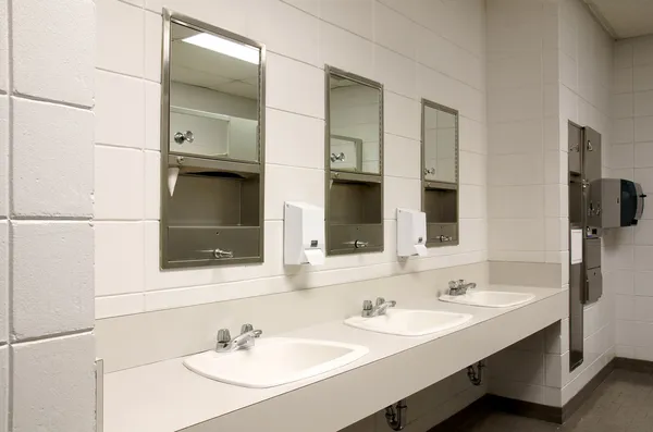 Общественная ванная комната — стоковое фото