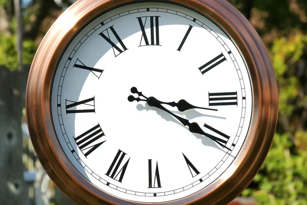 Face relógio de cobre ao ar livre — Fotografia de Stock