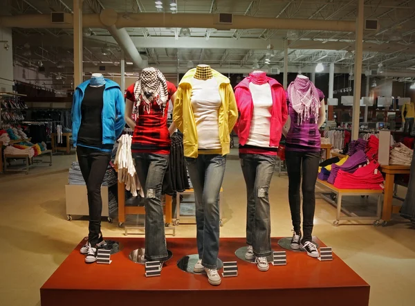 Магазин одежды для подростков — стоковое фото