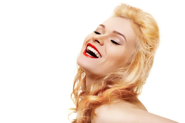 Śmiejąc się piękna kobieta z czerwonymi ustami — Zdjęcie stockowe