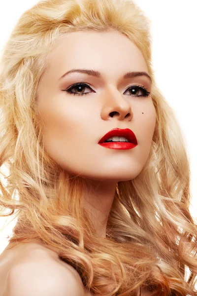Vacker blondin med röda läppar — Stockfoto
