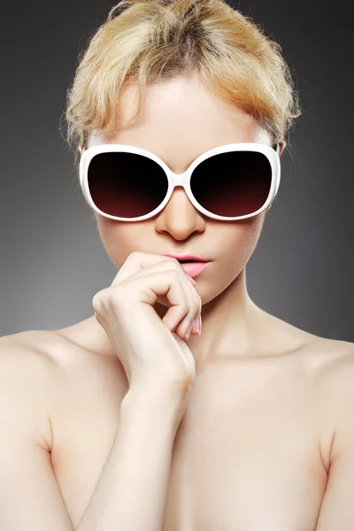 Güneş gözlüklü moda kadını — Stok fotoğraf