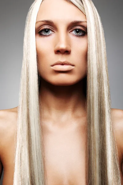 Piękna kobieta z długimi blond włosami — Zdjęcie stockowe