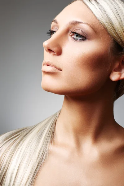 Piękna kobieta z długimi blond włosami — Zdjęcie stockowe