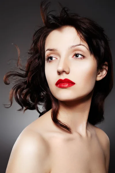 Роскошная женщина с сочными красными губами — стоковое фото