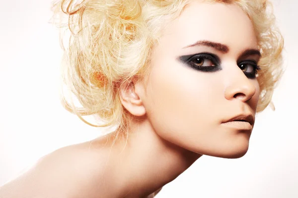 Luxusfrau mit lockigem blondem Haar und dunklem Rock-Abend-Make-up — Stockfoto
