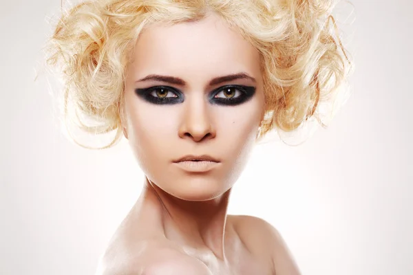 Mulher com cabelo louro encaracolado e maquiagem noite rock preto — Fotografia de Stock