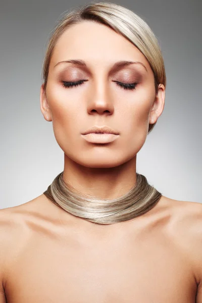Luxusní žena s přírodní čokoláda make-up a krásné lesklé blonďaté vlasy — Stock fotografie