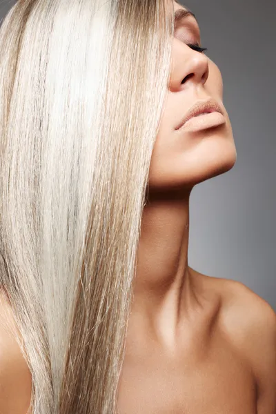 Mujer atractiva con hermoso pelo largo y rubio y maquillaje natural —  Fotos de Stock