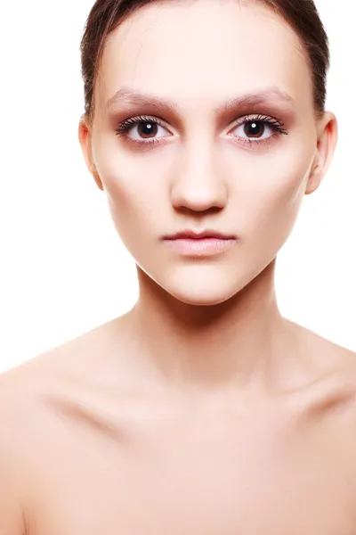 Portret van mooie vrouw met natuurlijke beige make-up — Stockfoto