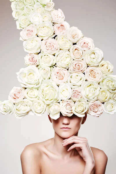 Piękna kobieta z róży nakrycia głowy w pozie modelu — Zdjęcie stockowe
