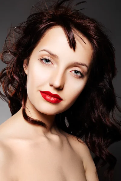 Роскошная женщина с вечерним макияжем и блестящими вьющимися волосами — стоковое фото