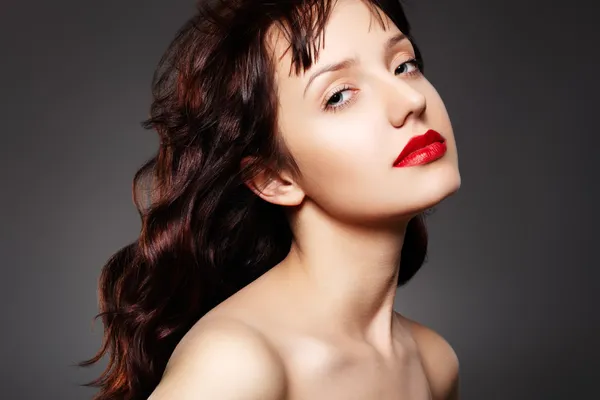 Schöne Frau mit klassischem Make-up und glänzendem Haar — Stockfoto