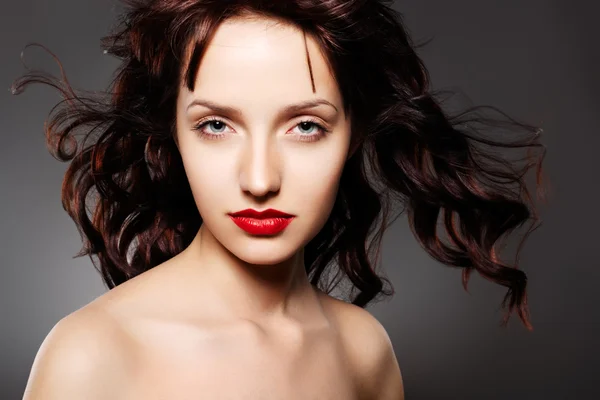Luxus-Frau mit saftigen roten Lippen — Stockfoto