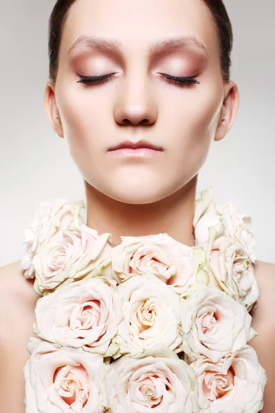 Vrouw met een roze halsketting en bruiloft make-up — Stockfoto