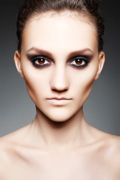 Luxe vrouw met donkere mode avond rokerige make-up — Stockfoto