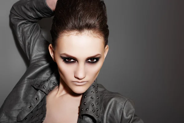 Moda mujer rock en chaqueta de cuero con maquillaje oscuro por la noche — Foto de Stock