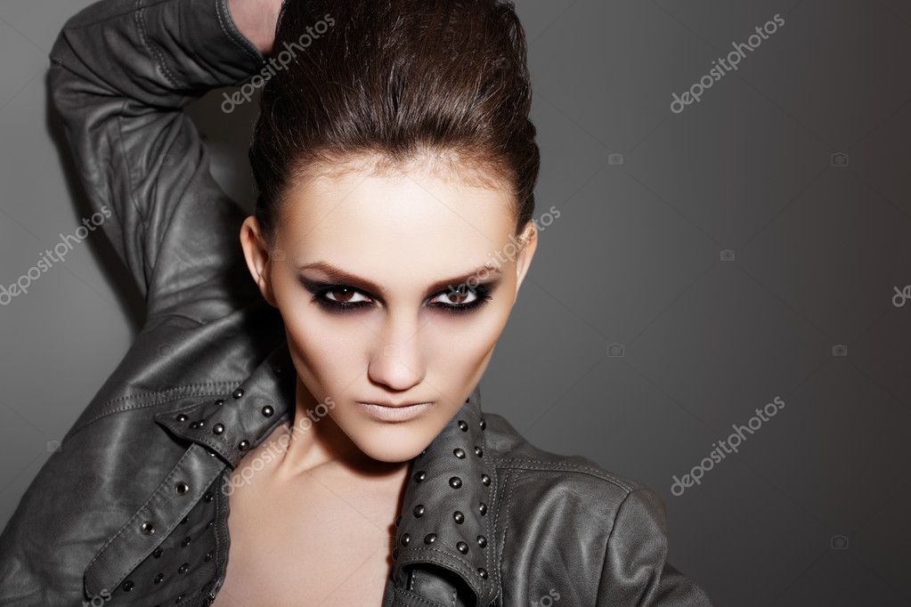 Mode Rock Frau in Lederjacke mit dunklem Abend Make-up ...