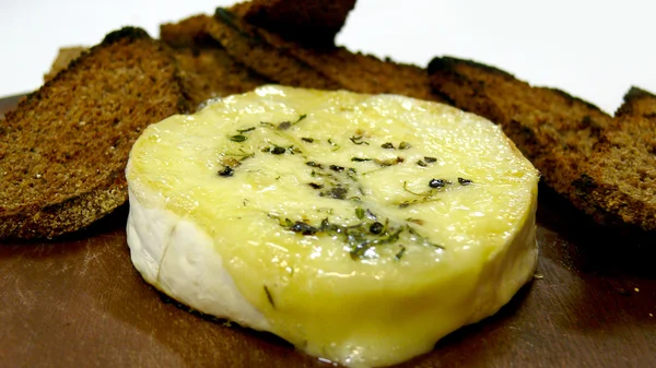 Camembert kaas met tijm — Stockfoto