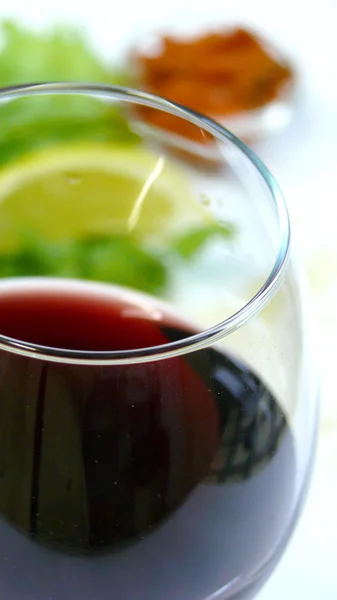 Вино и ужин — стоковое фото