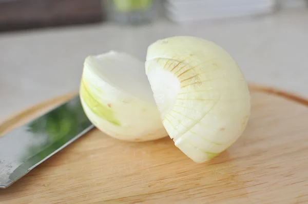 Zwiebel in zwei Hälften geschnitten — Stockfoto