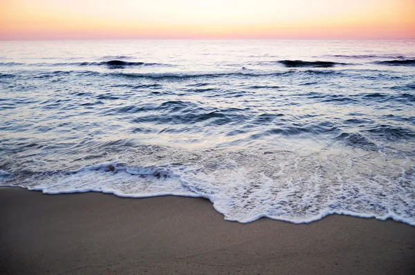 Waves shplashing at dawn — Stock Photo, Image