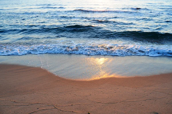 Waves shplashing at dawn — Stock Photo, Image