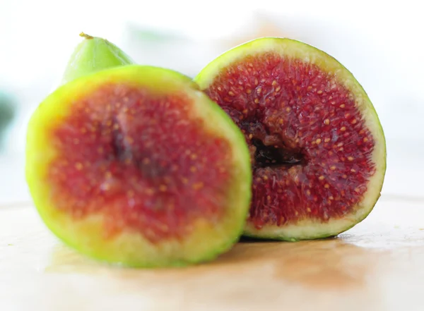 Two halves of a fig fruit — Stock Photo, Image