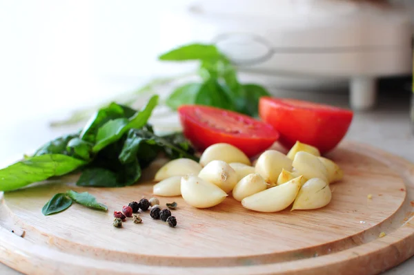 Grönsaker på träplatta, fokus på peppar — Stockfoto