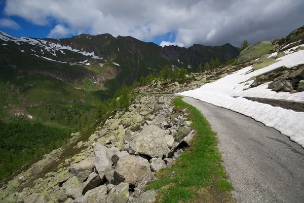 Дорога в Альпах — стоковое фото