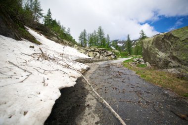 İsviçre Alpleri'nde yol