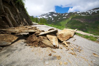 İsviçre Alpleri'nde yol