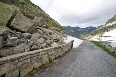 İsviçre Alpleri'nde yol